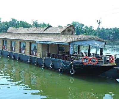 https://imgcld.yatra.com/ytimages/image/upload/t_hotel_yatra_city_desktop/v1460462227/Domestic Hotels/Hotels_Munnar/Ayur County Houseboat/boat_view_1.jpg